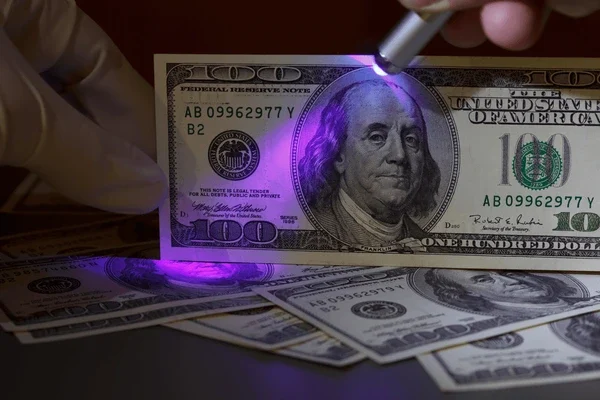 dollar-bill-uv-light-fraud-600nw-184601969